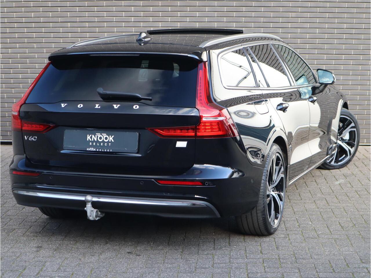 Volvo V60 2.0 T8 Plug-in hybrid AWD Ultimate Bright Automaat / Navigatiesysteem / Panoramadak / Trekhaak / Head-Up Display / Leder / Harman Kardon / Stoelverwarming / Achteruitrijcamera / Extra Getint Glas