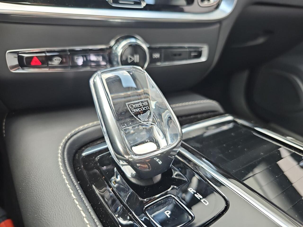 Volvo V60 2.0 T6 Plug-in hybrid AWD Plus Dark | Sportstoelen | Harman/Kardon | Trekhaak | 360 graden camera |