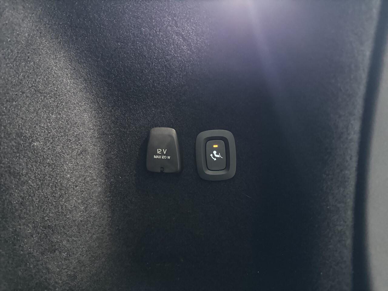 Volvo V60 B4 Automaat Plus Dark / Standkachel / Stoel/- stuurverwarming / Keyles entry / Trekhaak / Camera /