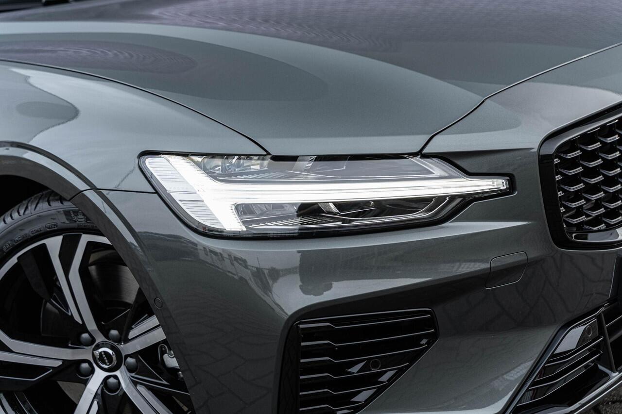 Volvo V60 2.0 T6 Plug-in hybrid AWD Plus Dark | Google | Longe Range | Schuif-/Kanteldak | Lederen Bekleding | Head-Up Display | Getint Glas | Sportstoelen | Harman Kardon Audio | Memory | 19" LM