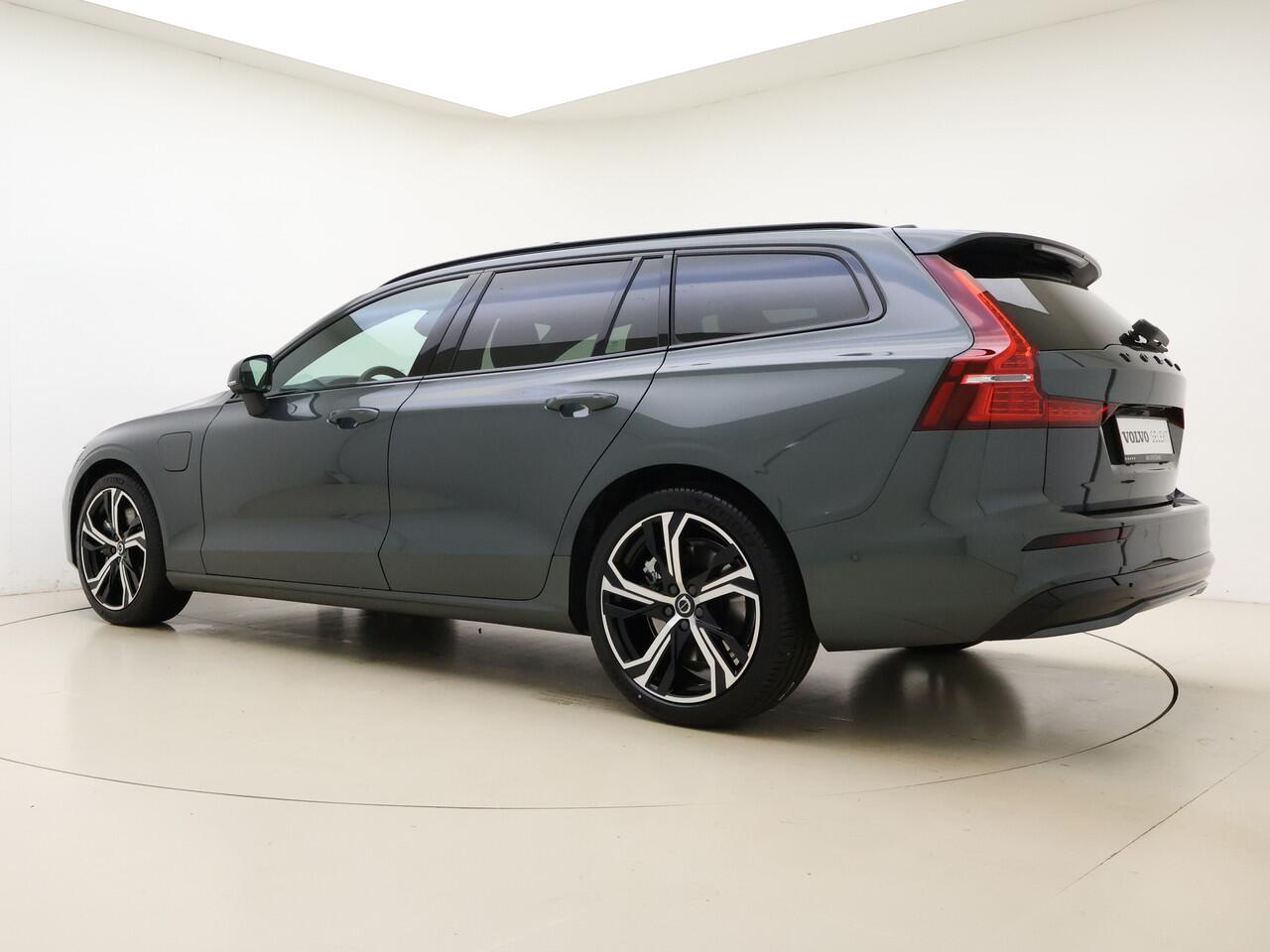 Volvo V60 T6 350pk AWD Plus Dark / ¤4300,- Voorraadkorting / Panoramisch dak / Head-up display / Keyless / 360Camera / H&K Audio / Sportstoelen.