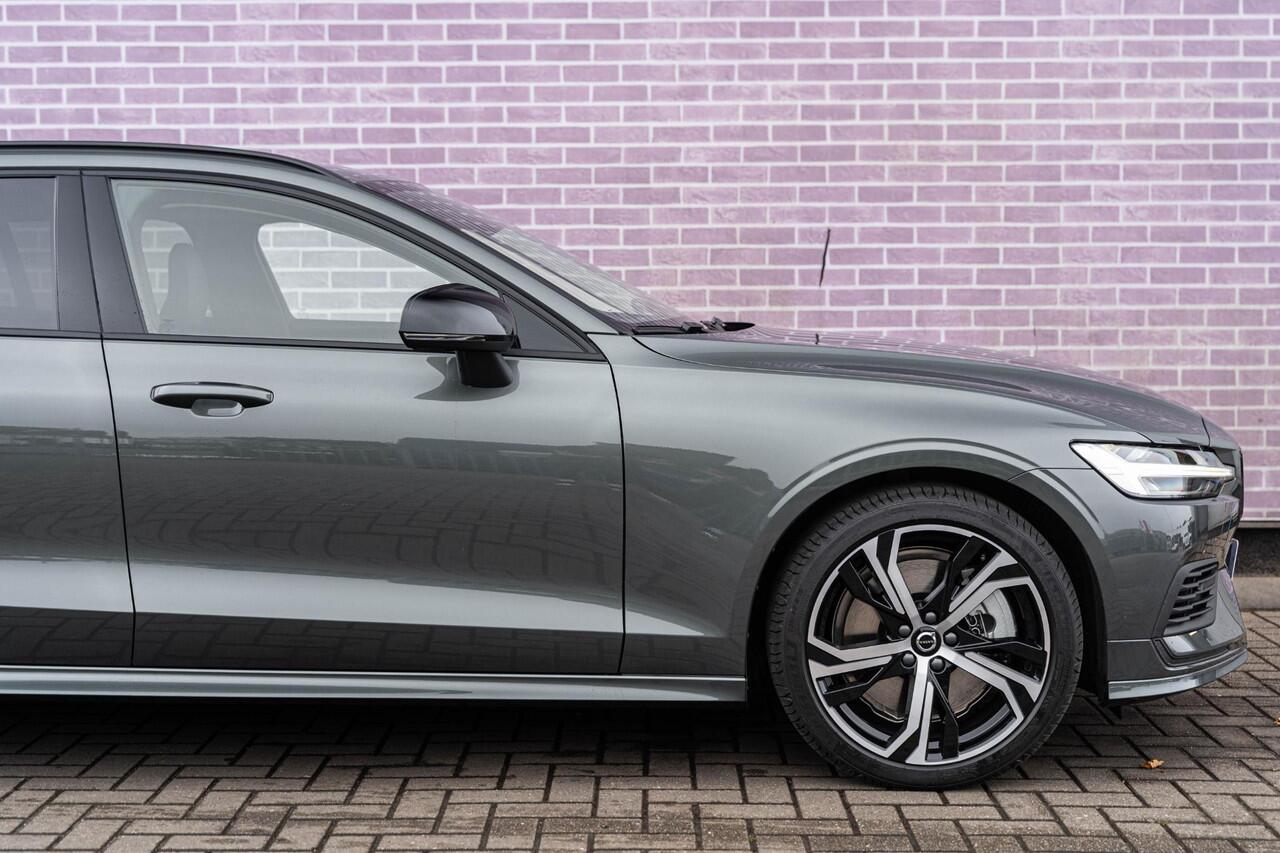 Volvo V60 2.0 T6 Plug-in hybrid AWD Essential | Sport Pack | Styling Kit | Stoel- / Stuurverwarming | Adaptive Cruise Control | Leder Interieur | getint glas | Dodehoekdetectie | Google | 19" | Forest Lake | MY 2026