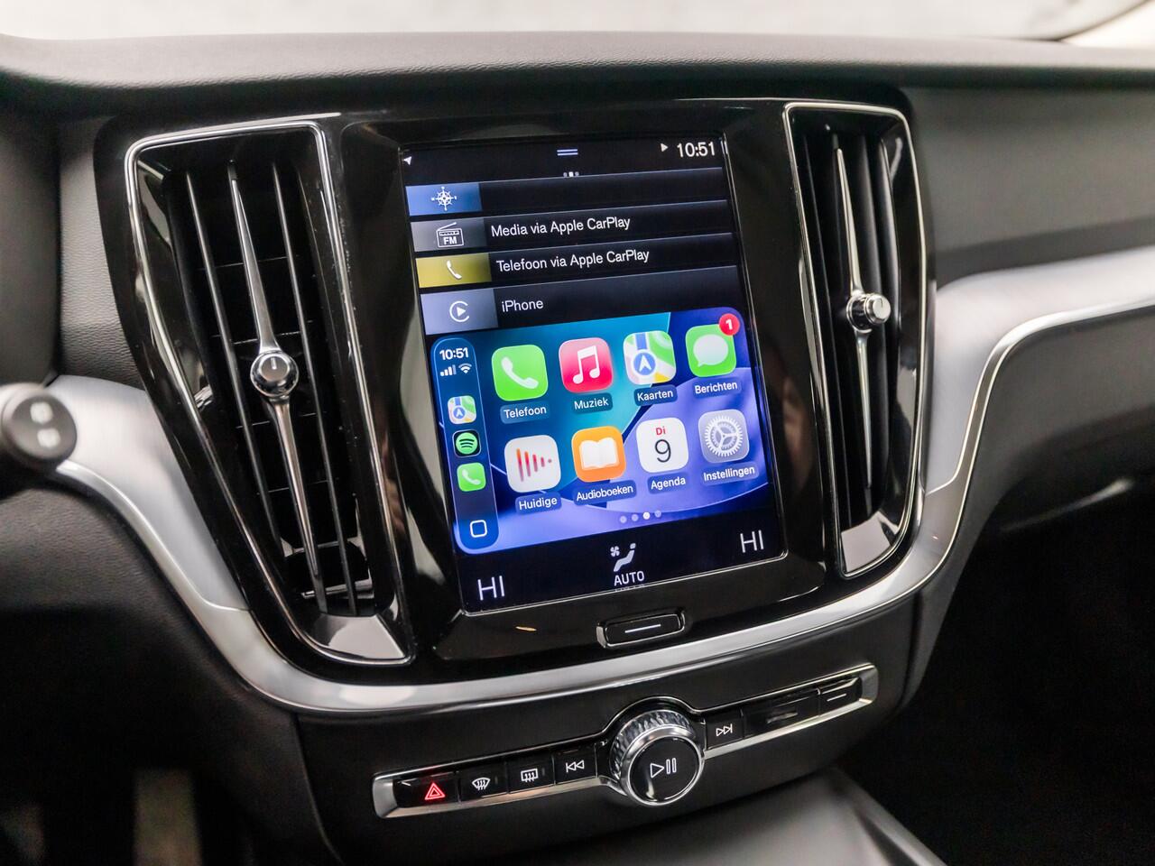 Volvo V60 2.0 B3 Sport 177Pk Automaat (APPLE CARPLAY, GROOT NAVI, GETINT GLAS, TREKHAAK, ADAPTIVE CRUISE, SPORTSTOELEN, KEYLESS, PARKEERSENSOREN, NIEUWSTAAT)