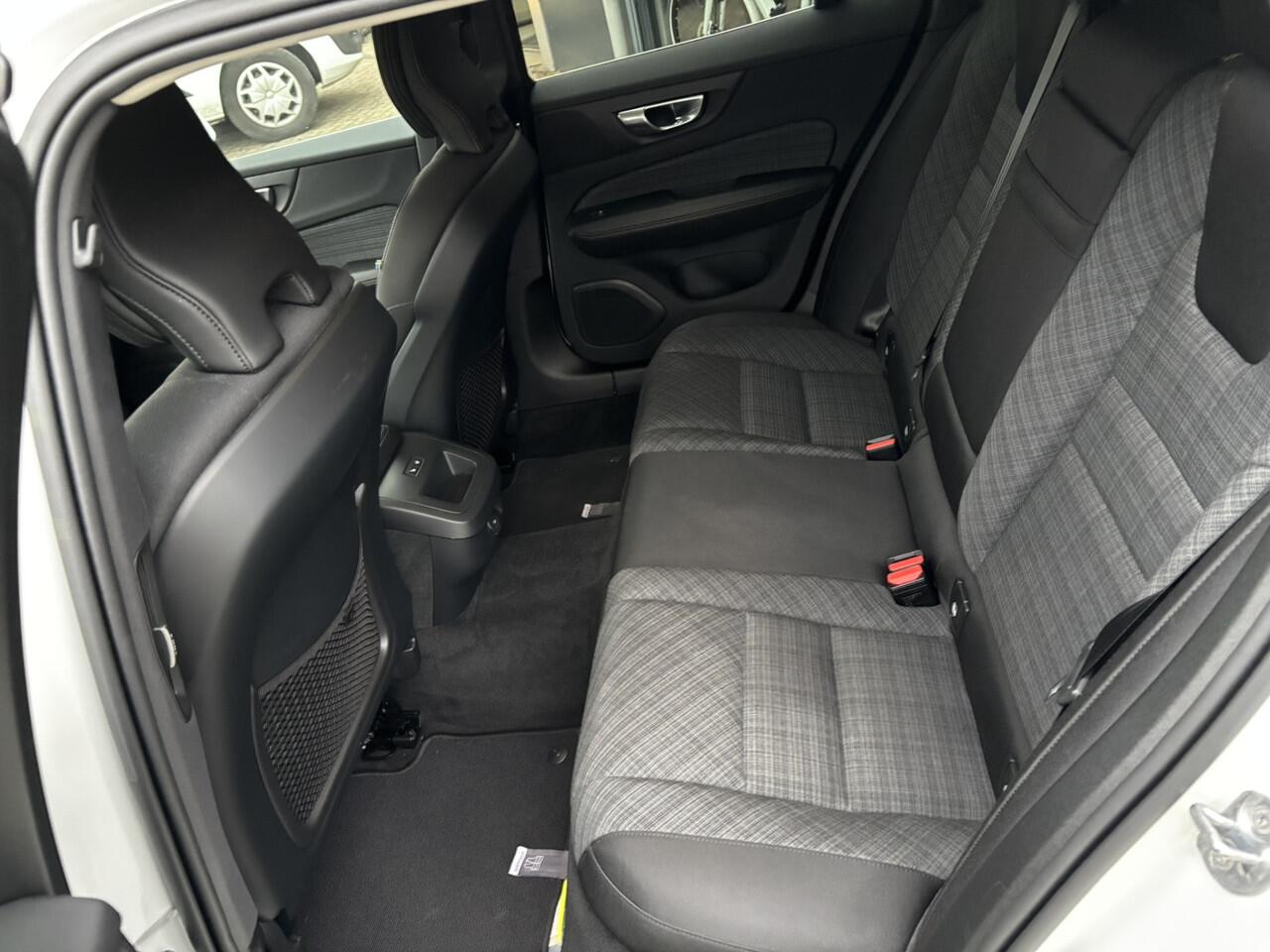 Volvo V60 2.0 B3 Core / NL Auto / Stoel & Stuurverwarming / Achterruitrijcamera / Googlemaps Navi /