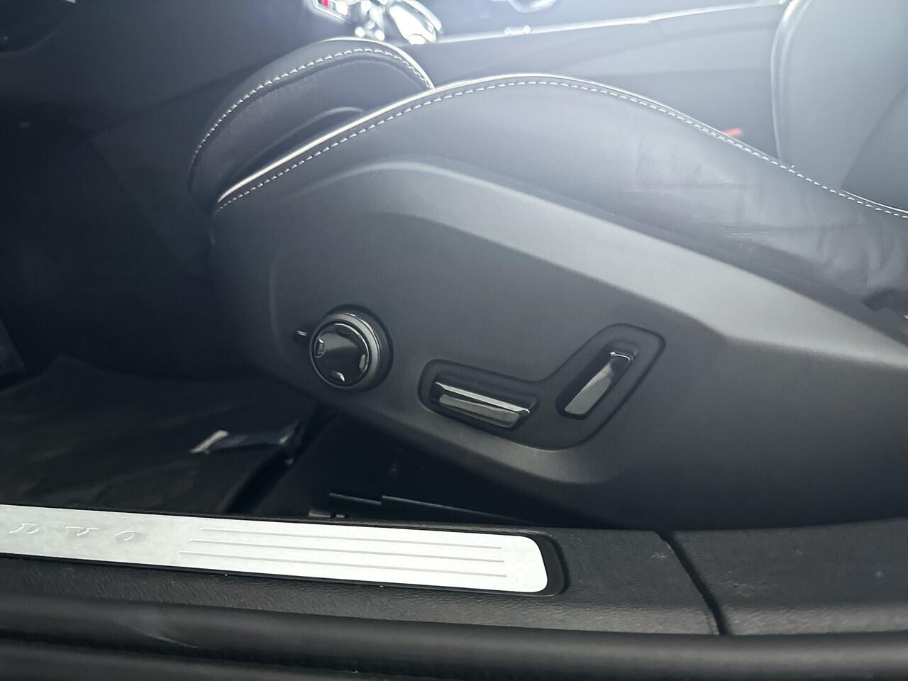 Volvo V60 T6 Plug-in hybrid AWD Plus Dark | 360° camera | Harman Kardon | Stoel- en Stuurverwarming | Trekhaak