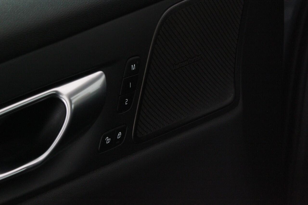 Volvo V60 2.0 B3 Plus Dark > Standkachel/Pano.schuif/Trekhaak/360 camera/Harman Kardon