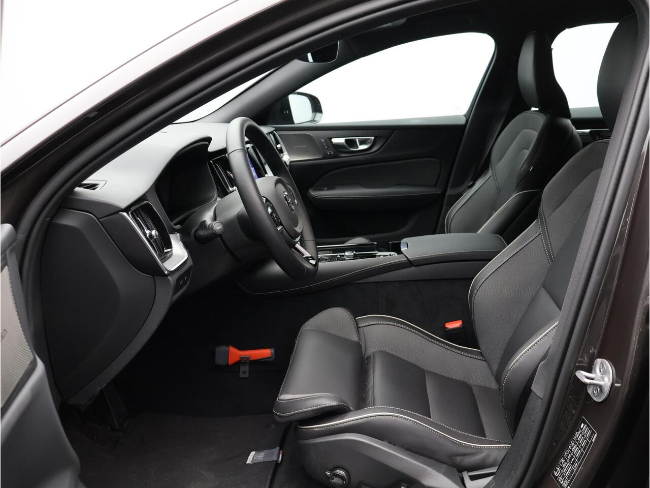 Volvo V60 2.0 T6 Plug-in hybrid AWD Plus Dark / Trekhaak / 360 Camera / Harman Kardon / Elektrische Stoelen / Stoel+Stuurverwarming / BLIS / Keyless / Adaptive Cruise /