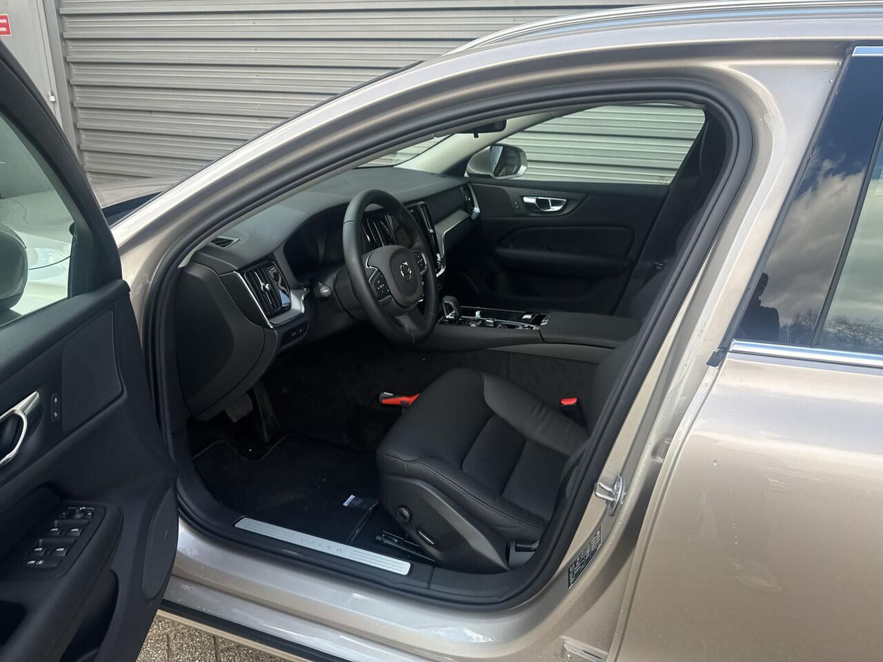 Volvo V60 2.0 T6 Plug-in hybrid AWD Essential Bright / VOORAAD AKTIE PRIJS /