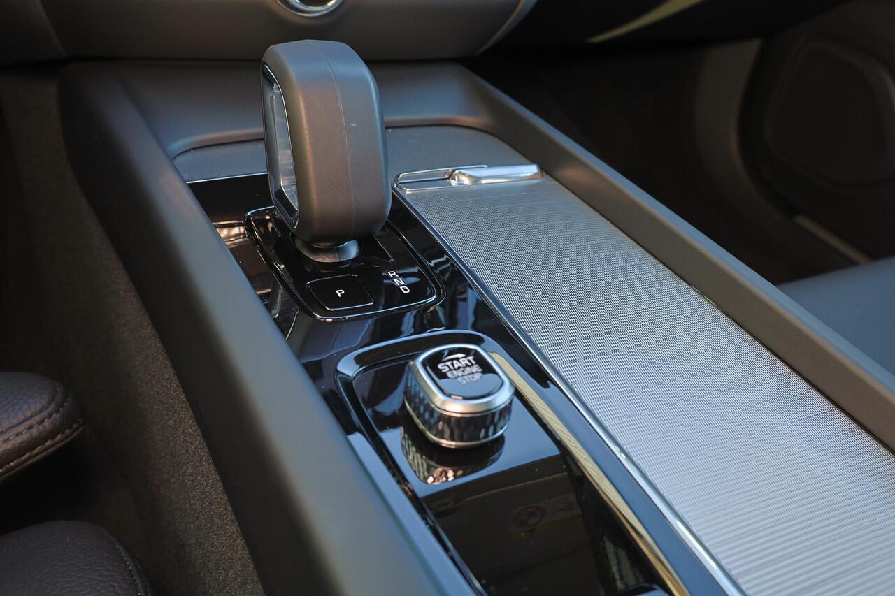 Volvo V60 B4 Plus Dark - Panorama/schuifdak - IntelliSafe Assist & Surround - 360º Camera - Harman/Kardon audio - Adaptieve LED koplampen - Verwarmde voorstoelen, stuur & achterbank - Parkeersensoren voor & achter - Elektr. bedienb. voorstoelen met geheugen - Draad