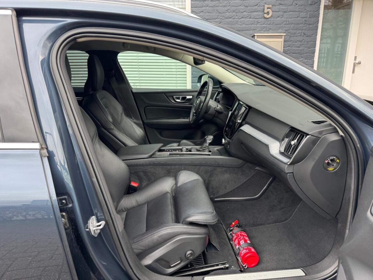 Volvo V60 2.0 D3 Autom. Momentum Pro + Camera + Leder + 17 inch Lmv -2020