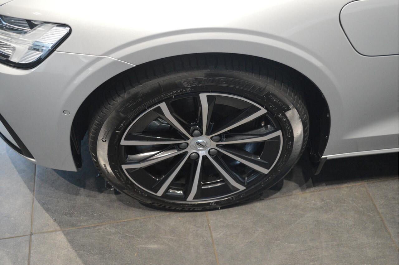 Volvo V60 2.0 T6 Plug-in hybrid AWD Plus Dark leer trekhaak camera !!