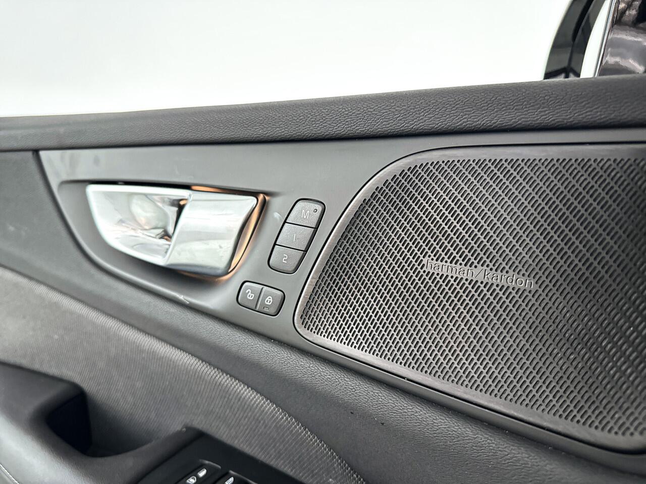 Volvo V60 B4 Aut. Plus Dark | Panoramadak | 360º camera | Harman Kardon | Trekhaak | Stoel- stuurverwarming