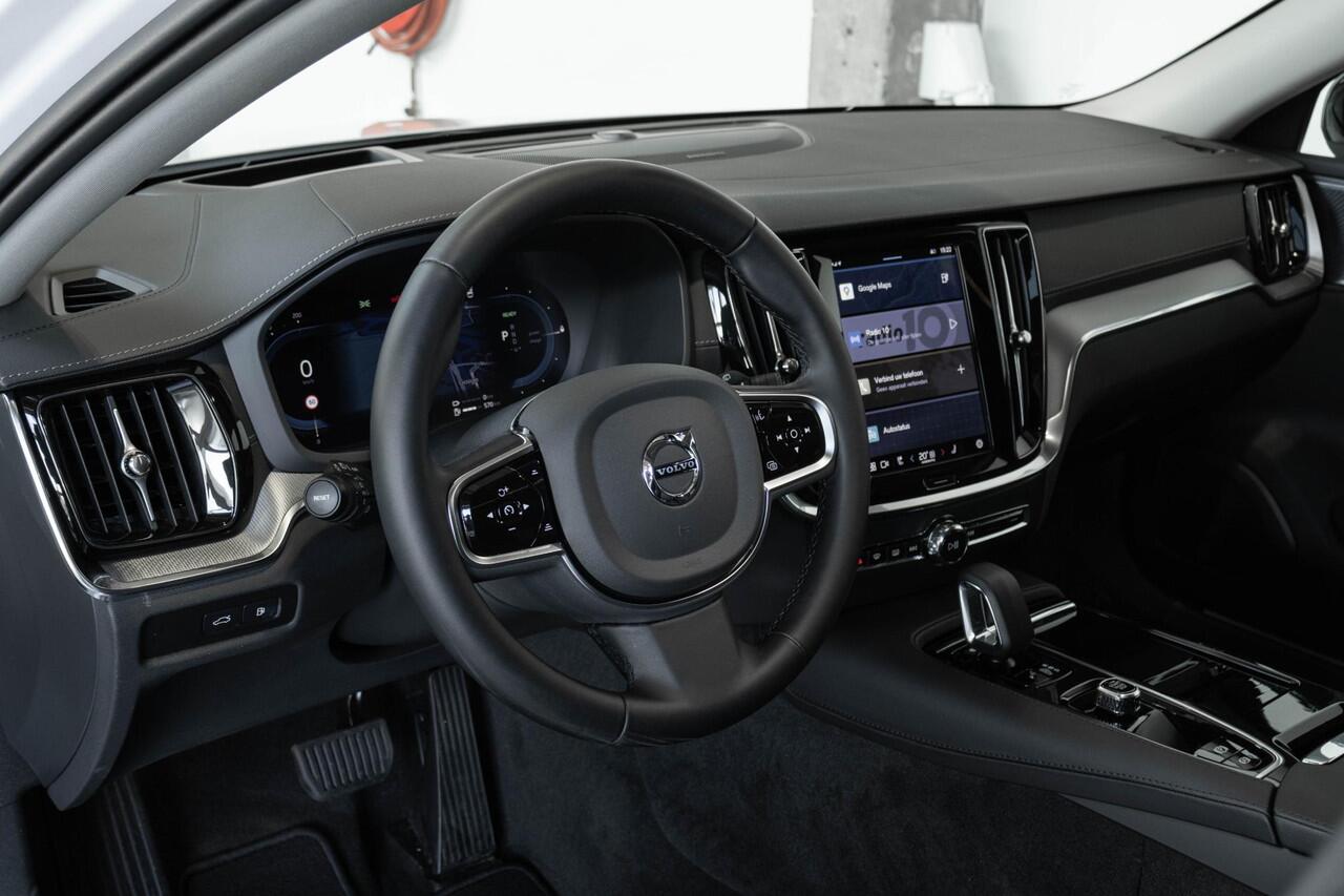 Volvo V60 T6 Automaat Plug-in hybrid AWD Ultra Dark | Panoramadak | Harman Kardon Premium Audio | Lederen bekleding | Parkeercamera | Google Infotainment | Stoelverwarming | Stuurwielverwarming | Semi-Elektrische inklapbare trekhaak
