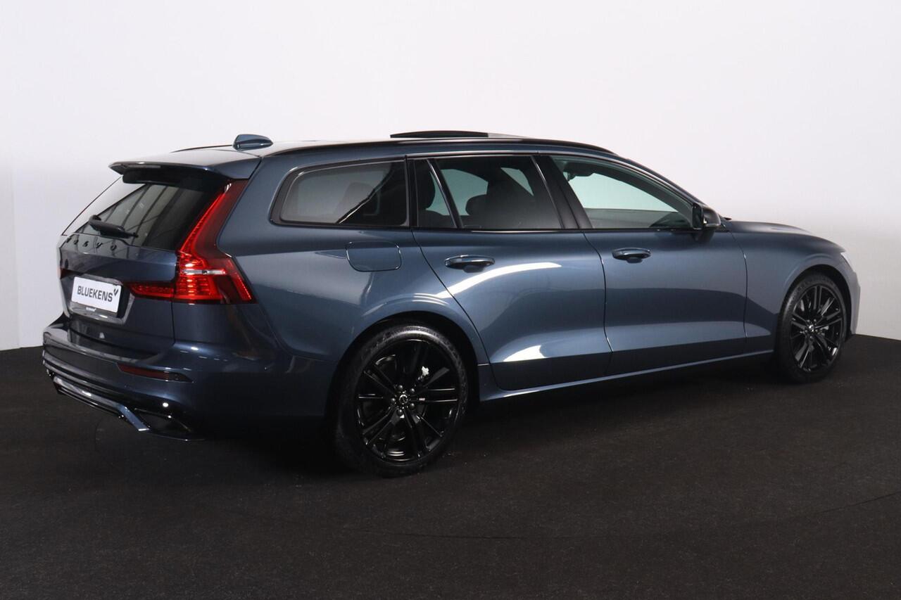 Volvo V60 T6 Recharge AWD Plus Dark Black Edition - Panorama/schuifdak - IntelliSafe Assist & Surround - Parkeercamera achter - Verwarmde voorstoelen, stuur & achterbank - Parkeersensoren voor & achter - Elektr. bedienb. voorstoelen met geheugen - Elektr. inklapbar
