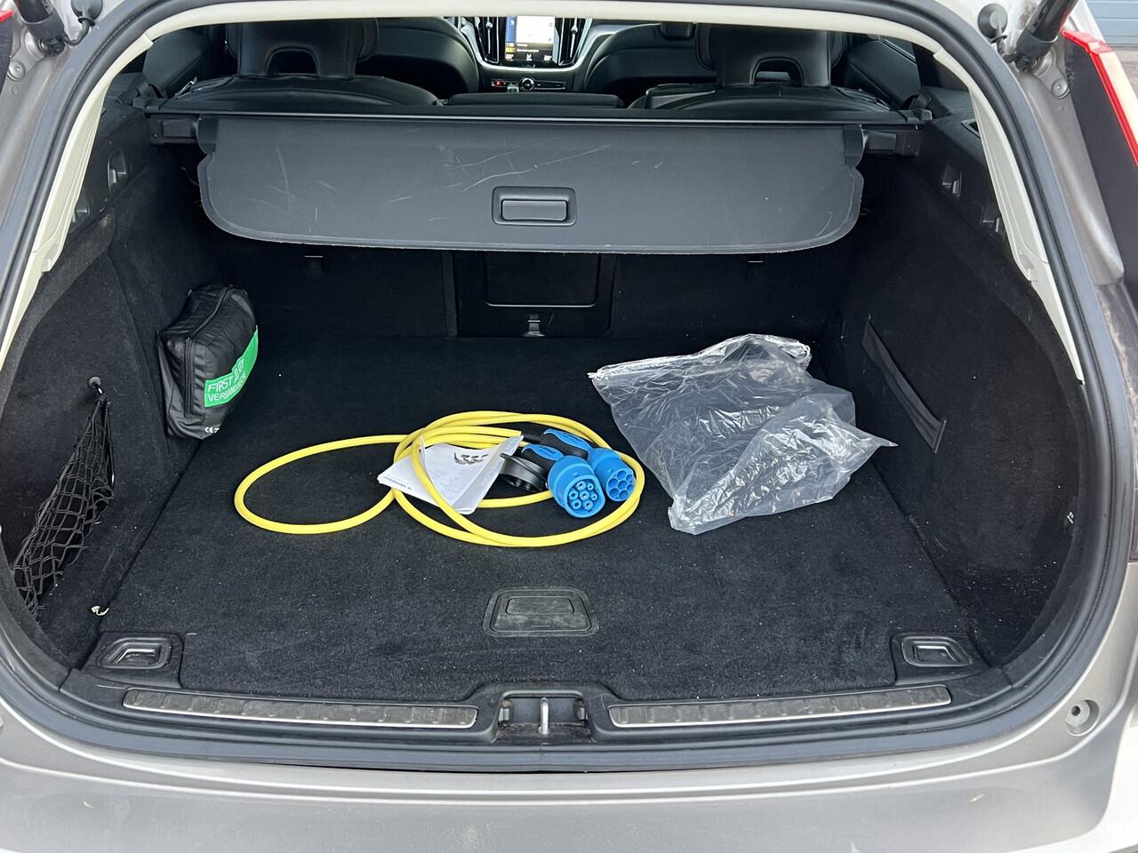 Volvo V60 2.0 T6 Recharge 340 pk AWD Momentum Pro Navigatie Trekhaak Panoramadak Head Up Camera PDC v+a Dab Carplay Extra Getint Glas NL Auto 1e Eigenaar Plug in Hybride