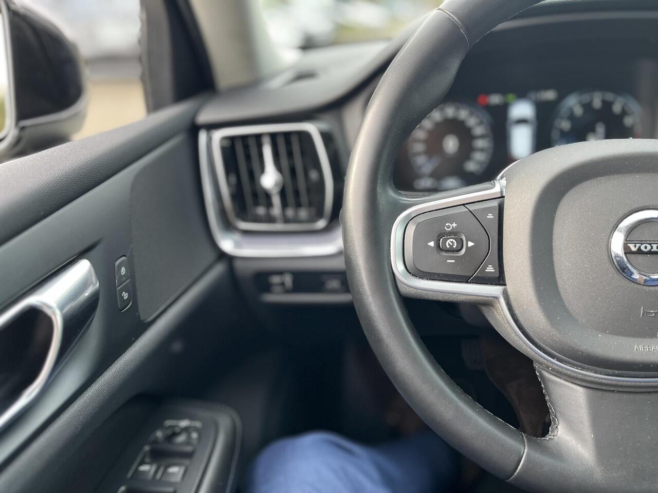 Volvo V60 B4 Momentum Business | Getinte Ramen | Stoelverwarming | 18 inch | Trekhaak |