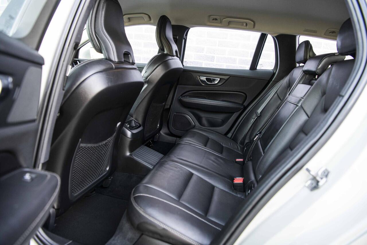 Volvo V60 2.0 T8 Twin Engine AWD Inscription | Adaptieve Cruise Control | Harman Kardon Audio | Parkeercamera | Trekhaak | Dodehoek Detectie | Stoel-/Voorruitverwarming | Nappa Lederen Bekleding + Stoelventilatie en massage |