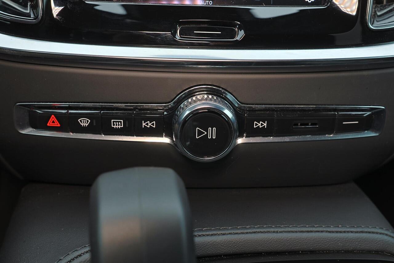 Volvo V60 T6 Recharge AWD Plus Dark - IntelliSafe Assist & Surround - 360º Camera - Harman/Kardon audio - Adaptieve LED koplampen - Verwarmde voorstoelen, stuur & achterbank - Parkeersensoren voor & achter - Elektr. bedienb. voorstoelen met geheugen - Extra getint 