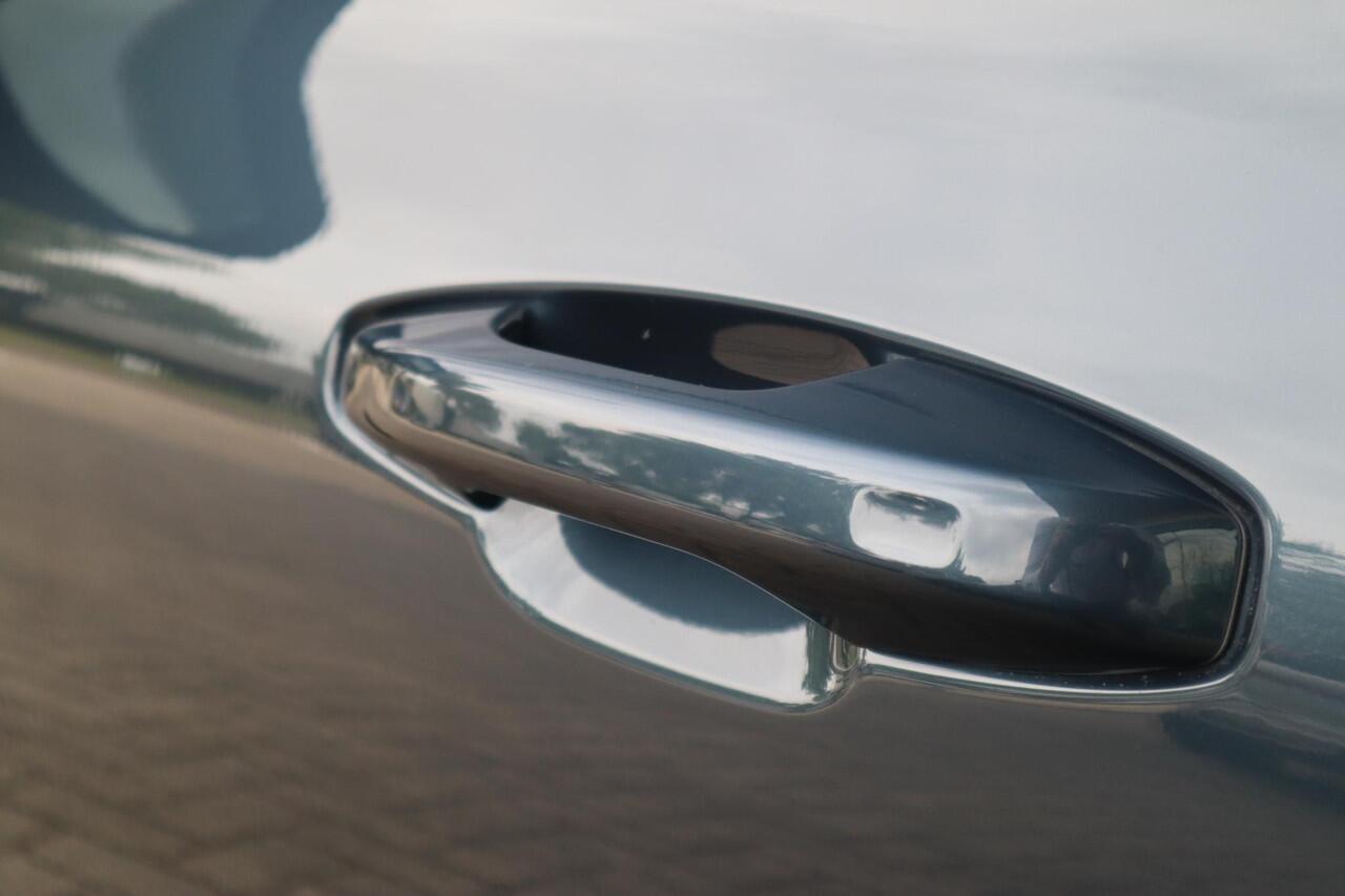 Volvo V60 2.0 B3 Plus Dark