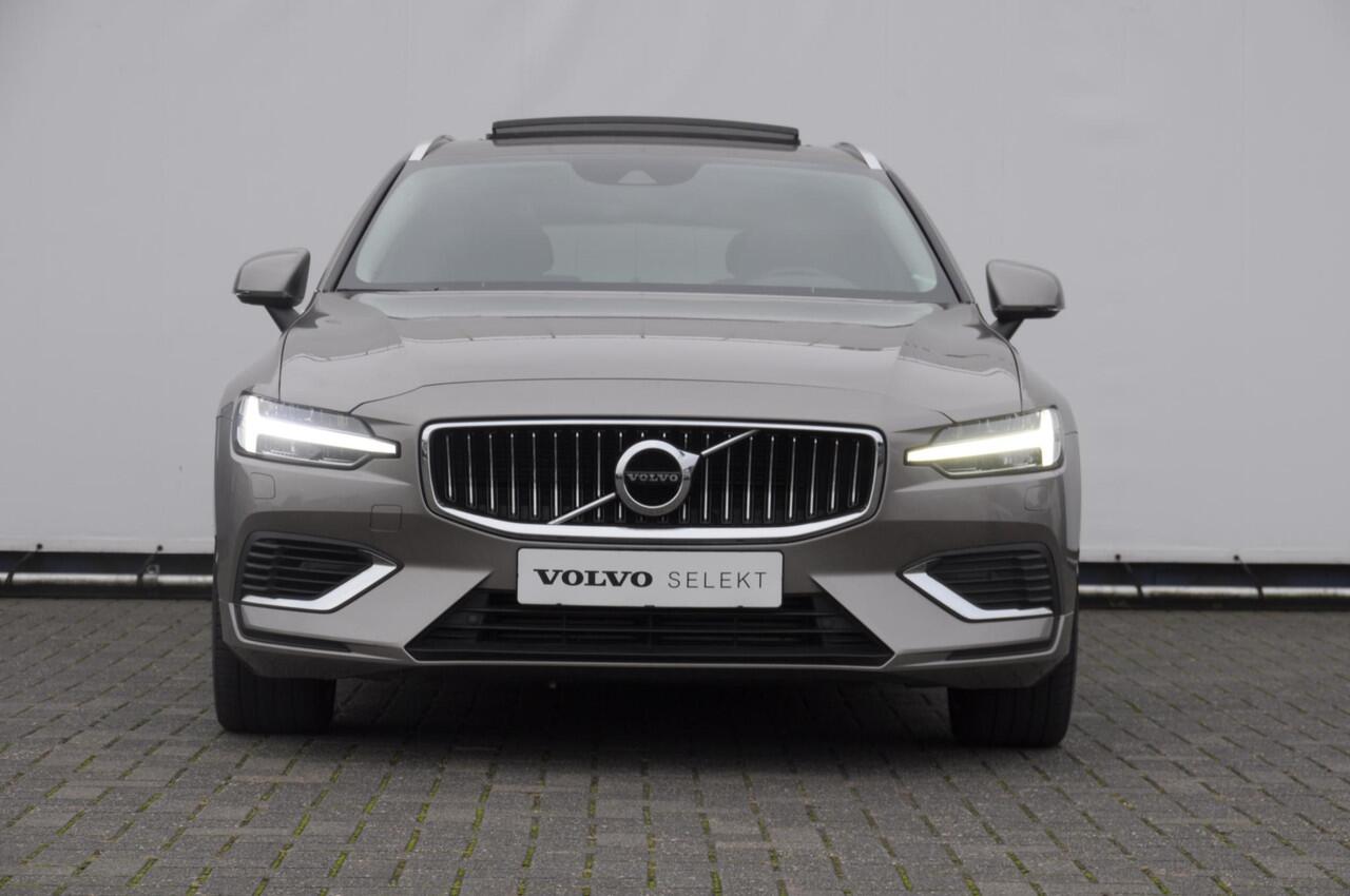 Volvo V60 T6 340PK Automaat Recharge AWD Inscription / Panoramadak / BLIS / Parkeersensoren met camera / Elektrische achterklep / Stoel - en stuurwielverwarming / Getint glas / Adaptieve cruise control