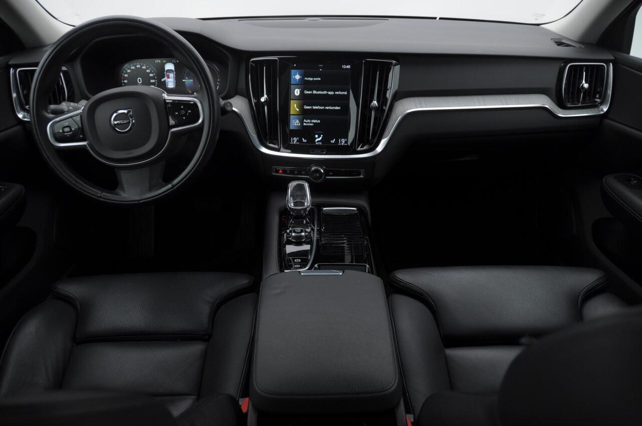 Volvo V60 T6 340PK Automaat Recharge AWD Inscription / Panoramadak / BLIS / Parkeersensoren met camera / Elektrische achterklep / Stoel - en stuurwielverwarming / Getint glas / Adaptieve cruise control