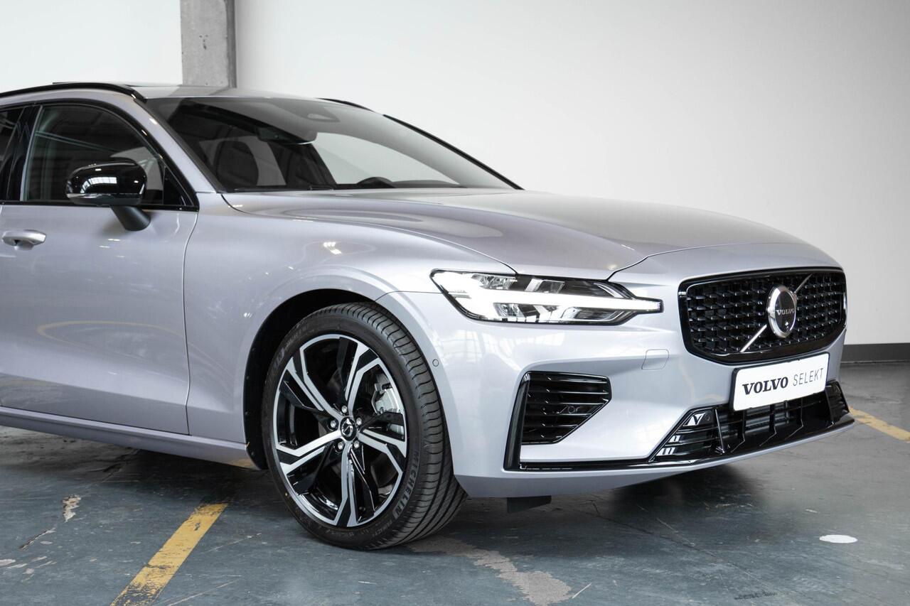 Volvo V60 T6 Plug-in hybrid AWD Plus Dark | Panorama Schuif/Kanteldak | 360° Parkeercamera | Head-Up Display | Stoelverwarming | Google Infotainment | Parkeersensoren voor + achter | 19 inch 5-Spaaks Black / Diamond Cut velgen | Longe Range |