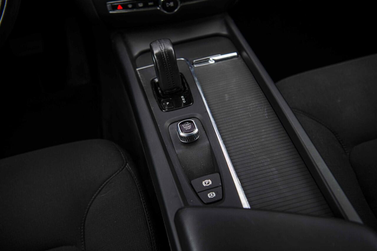 Volvo V60 2.0 B3 Momentum Advantage | Stoel- en stuurverwarming | Achteruitrijcamera | Parkeersensoren voor + achter | 17" velgen | Navigatie | Apple Carplay / Android Auto | LED koplampen |