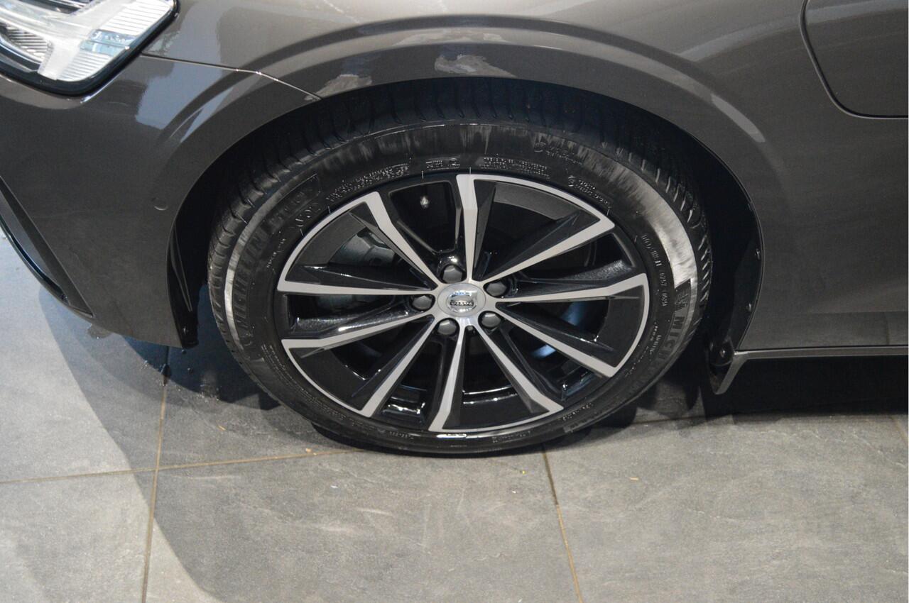 Volvo V60 2.0 T6 Plug-in hybrid AWD Plus Dark leer trekhaak 18 inch !!