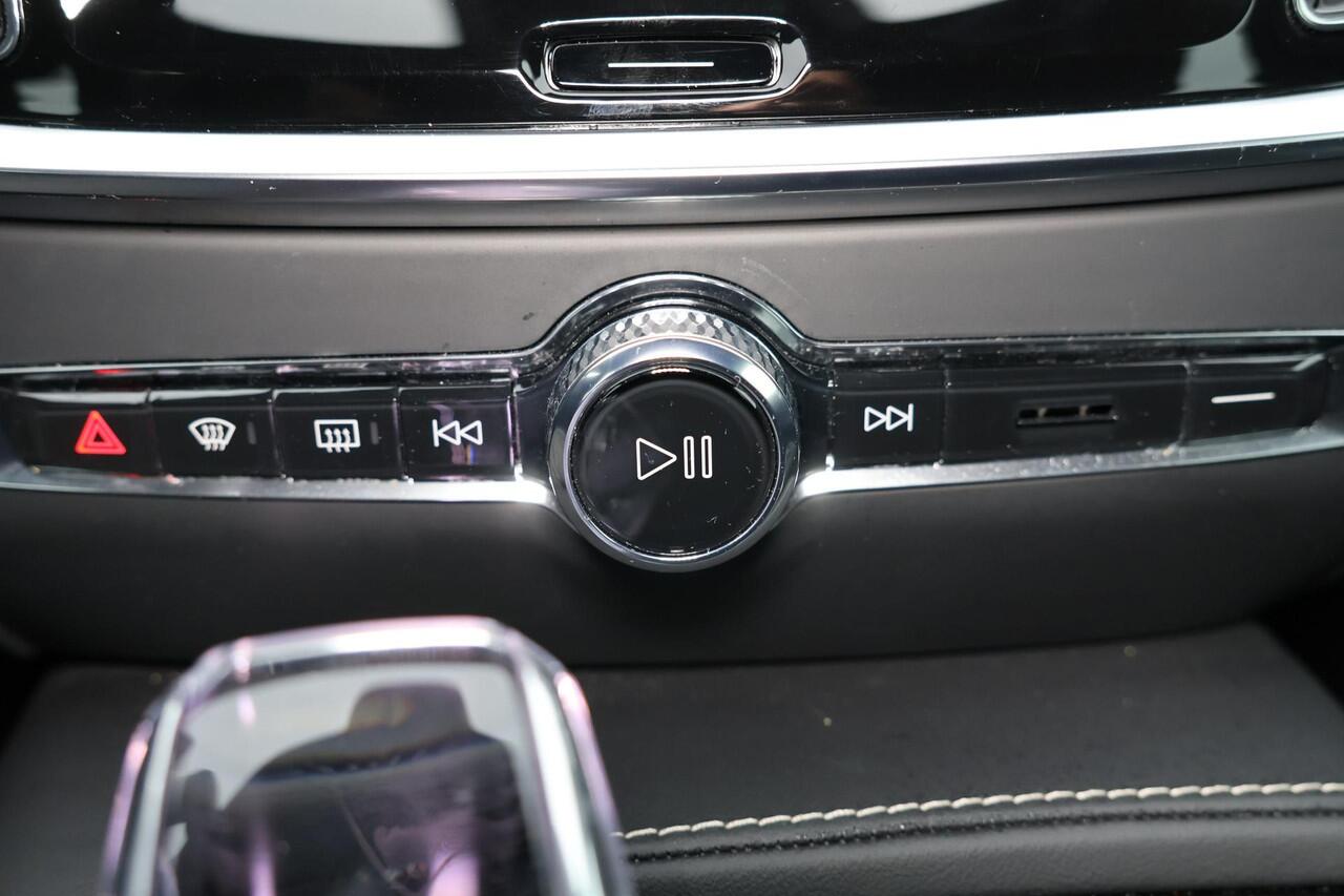 Volvo V60 T6 Recharge AWD Plus Dark - IntelliSafe Assist & Surround - 360º Camera - Harman/Kardon audio - Verwarmde voorstoelen, stuur & achterbank - Parkeersensoren voor & achter - Elektr. bedienb. voorstoelen met geheugen - Elektr. inklapbare trekhaak - 18' LMV