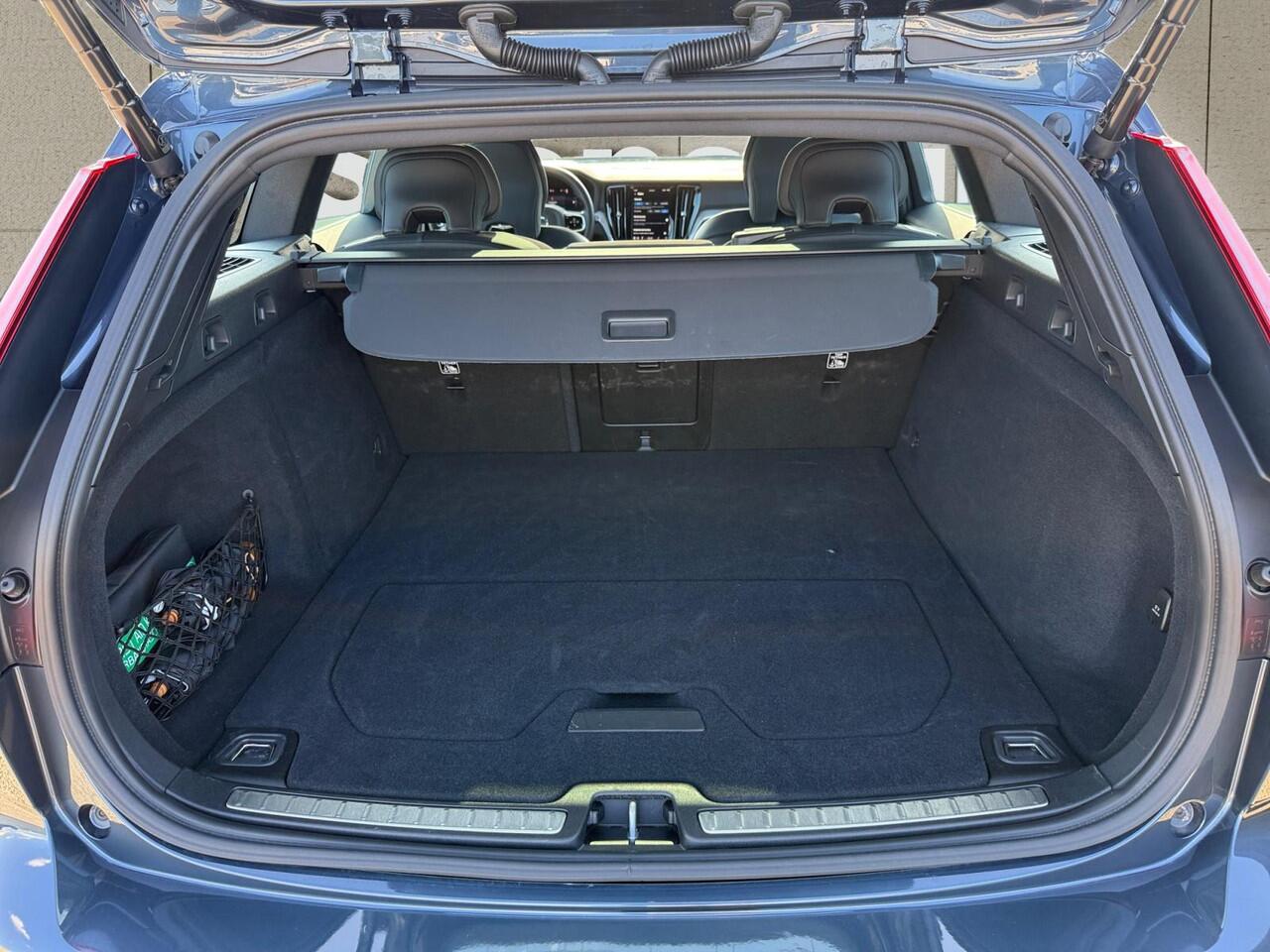 Volvo V60 2.0 T6 Plug-in hybrid AWD Plus Dark | Trekhaak | Panoramadak | Sportstoelen | Harman/Kardon |