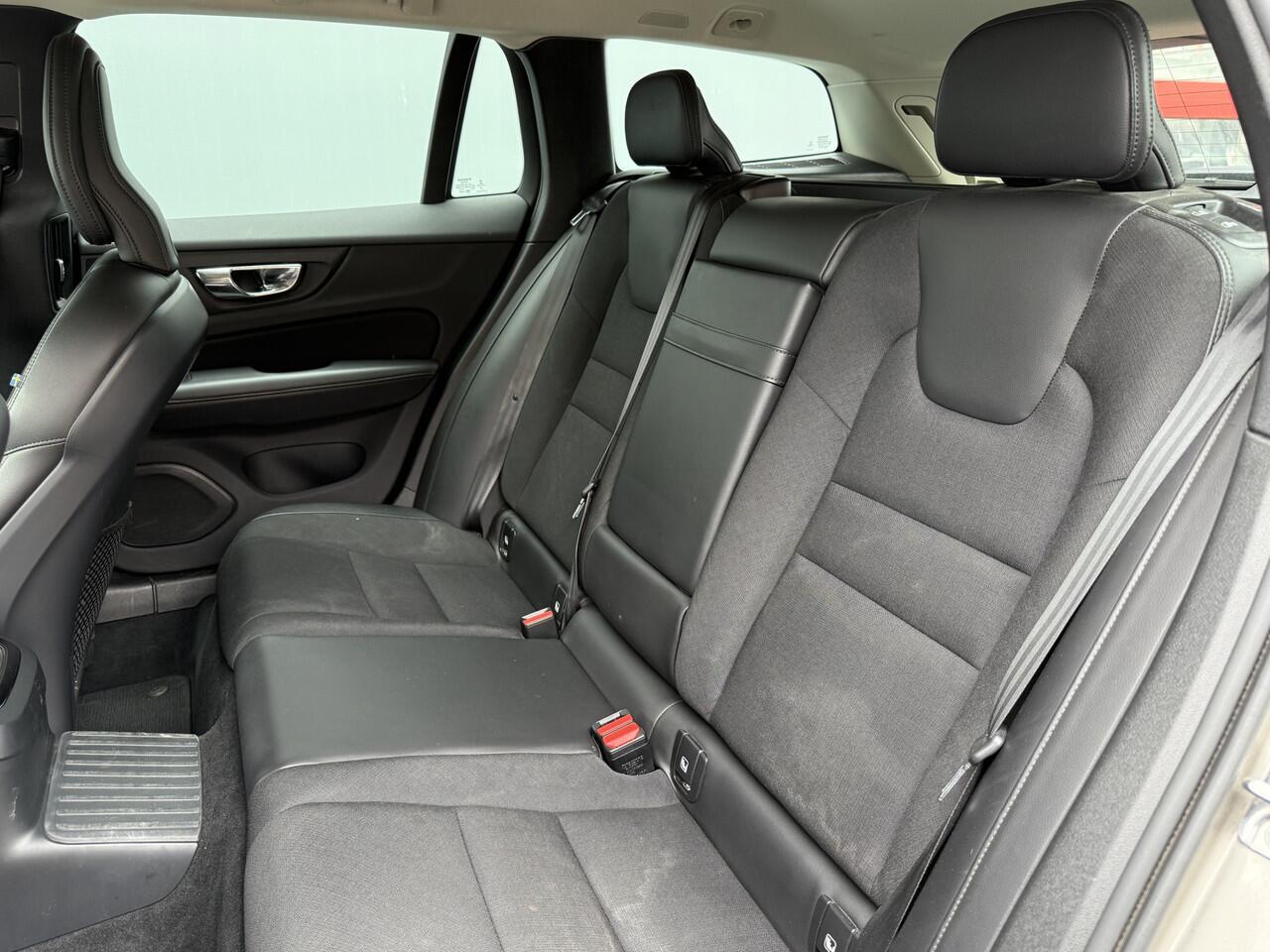 Volvo V60 BWJ 2020 2.0 T6 291 PK Twin Engine AWD Momentum Pro AUTOMAAT | TREKHAAK | STOEL + STUURVER. | FULL LED | HALF LEDER | ADAPTIVE CRUISE | CARPLAY + ANDROID | ELEKTR. ACHTERKLEP | NAVI | CLIMA | LMV | PDC