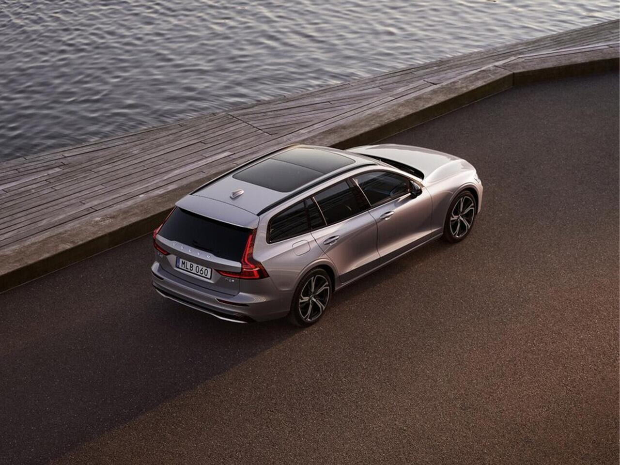 Volvo V60 T6 Plug-in hybrid AWD Plus Dark | Panoramadak | 360° camera | Harman Kardon | Stoel- en Stuurverwarming | Volvo styling kit