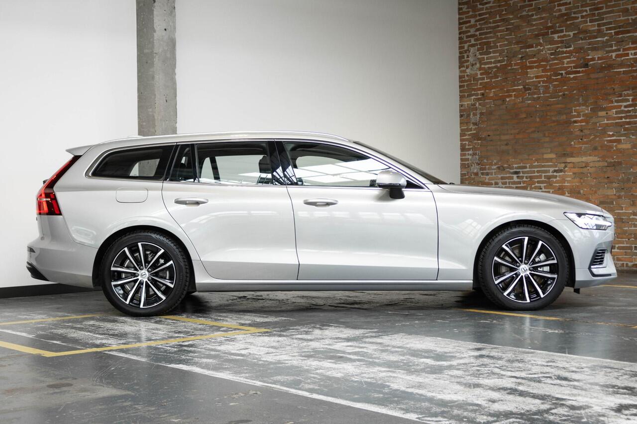 Volvo V60 T6 Plug-in hybrid AWD Essential Bright | Stoelverwarming | Adaptive Cruise Control | BLIS | Parkeersensoren voor + achter | Stoelverwarming | Stuurwielverwarming | Parkeercamera | Google Infotainment | Electrische wegklapbare Trekhaak