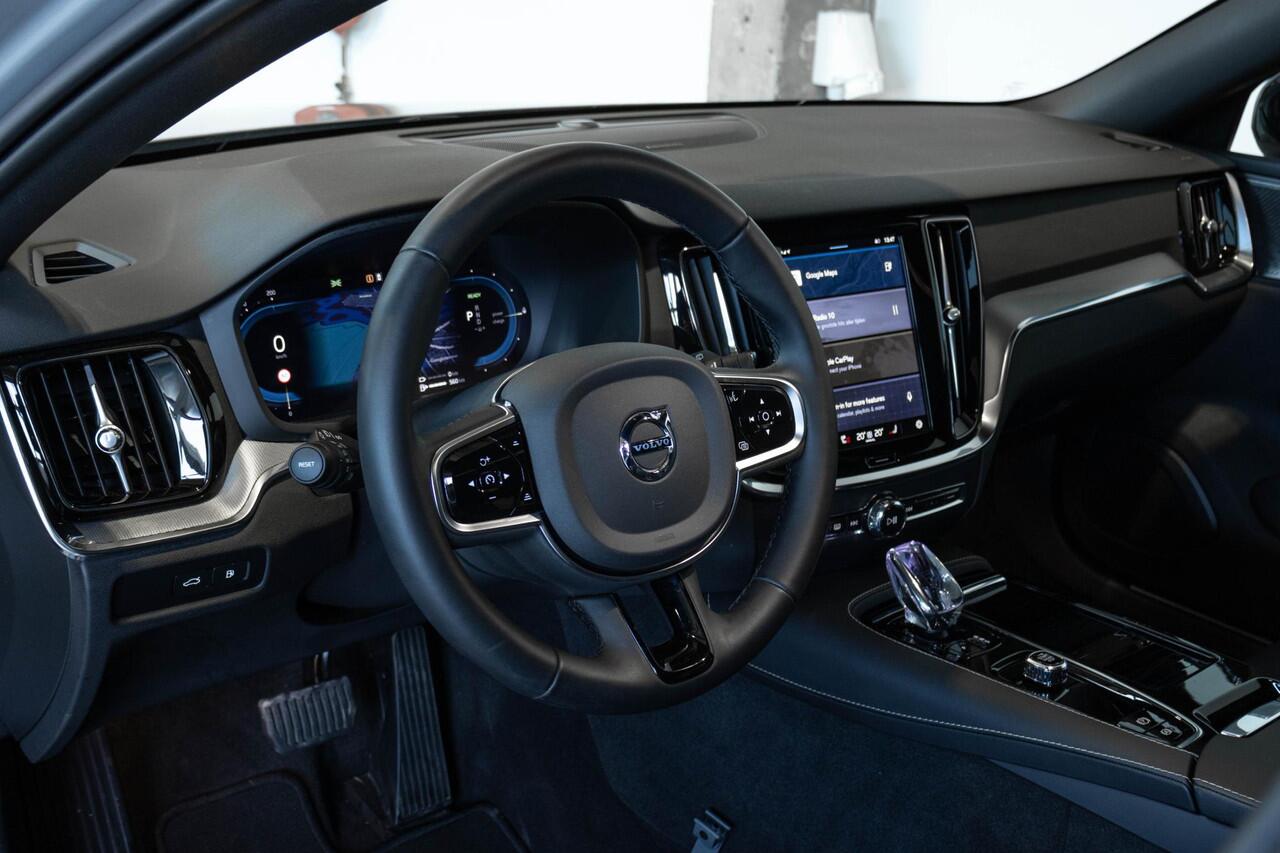 Volvo V60 T6 Plug-in hybrid AWD Plus Dark | Elek. glazen Panorama dak |Verwarmbare Voorstoelen (met geheugen), Stuurwiel en Achterbank | Semi-Elektrische Trekhaak | Verwarmbare Voorruit | Premium Audio by Harman Kardon | 360-Camera