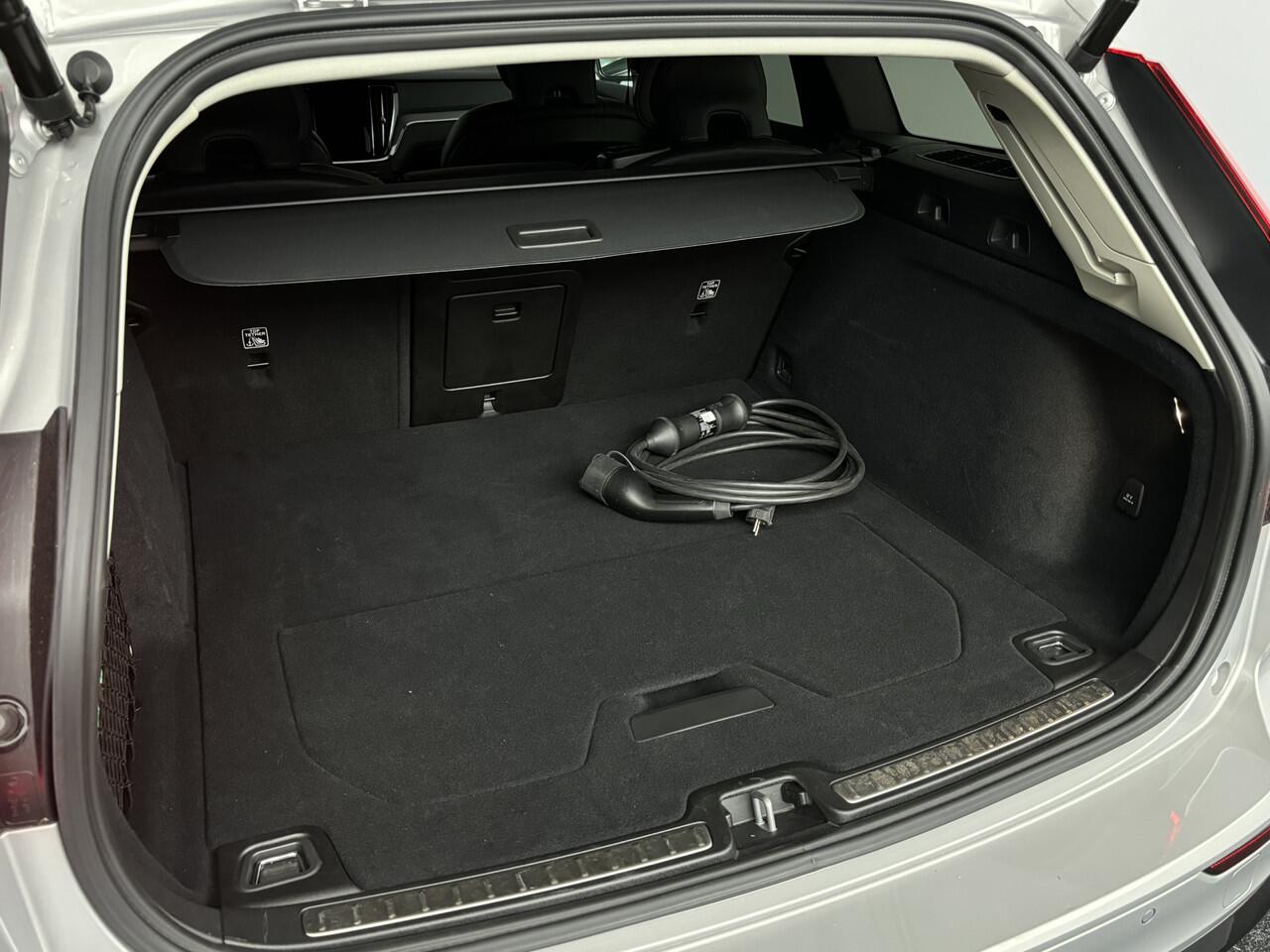 Volvo V60 2.0 T6 Plug-in hybrid AWD Plus Dark 350pk