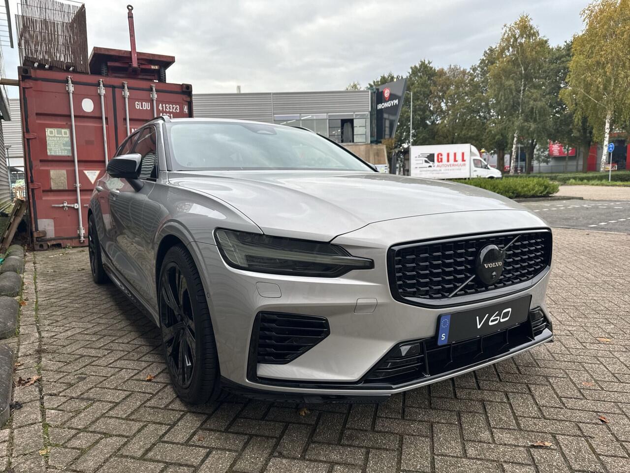 Volvo V60 T6 Plug-in hybrid AWD Ultra Dark / Custom made Black Sheep uitvoering / Exterior Styling Kit / 19" Glossy Black /
