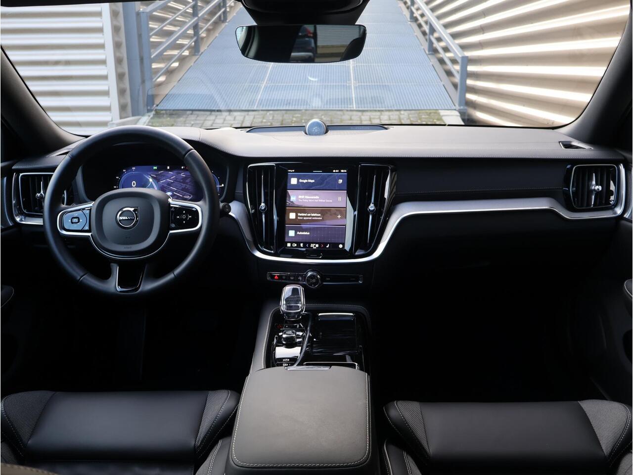 Volvo V60 T6 Plug-in hybrid AWD Ultra Dark | 20" Polestar sportvelgen | Heico uitlaat | Heico verlaagd | Bowers & Wilkins