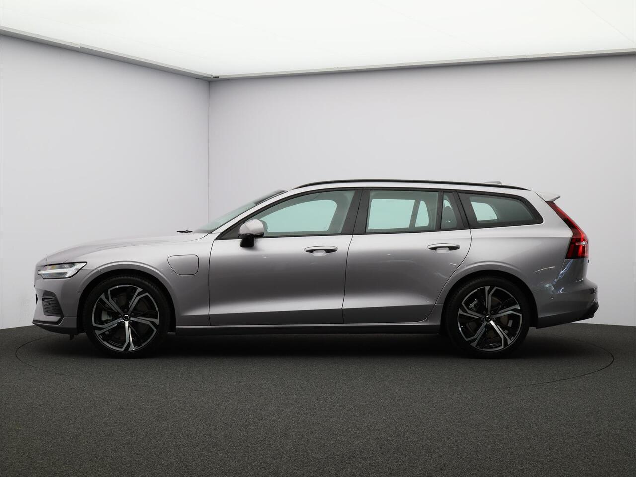 Volvo V60 2.0 T6 Plug-in hybrid AWD Core Business Edition / Harman Kardon / 360 camera / 19" / Stoel en stuurverwarming / Achterbankverwarming /