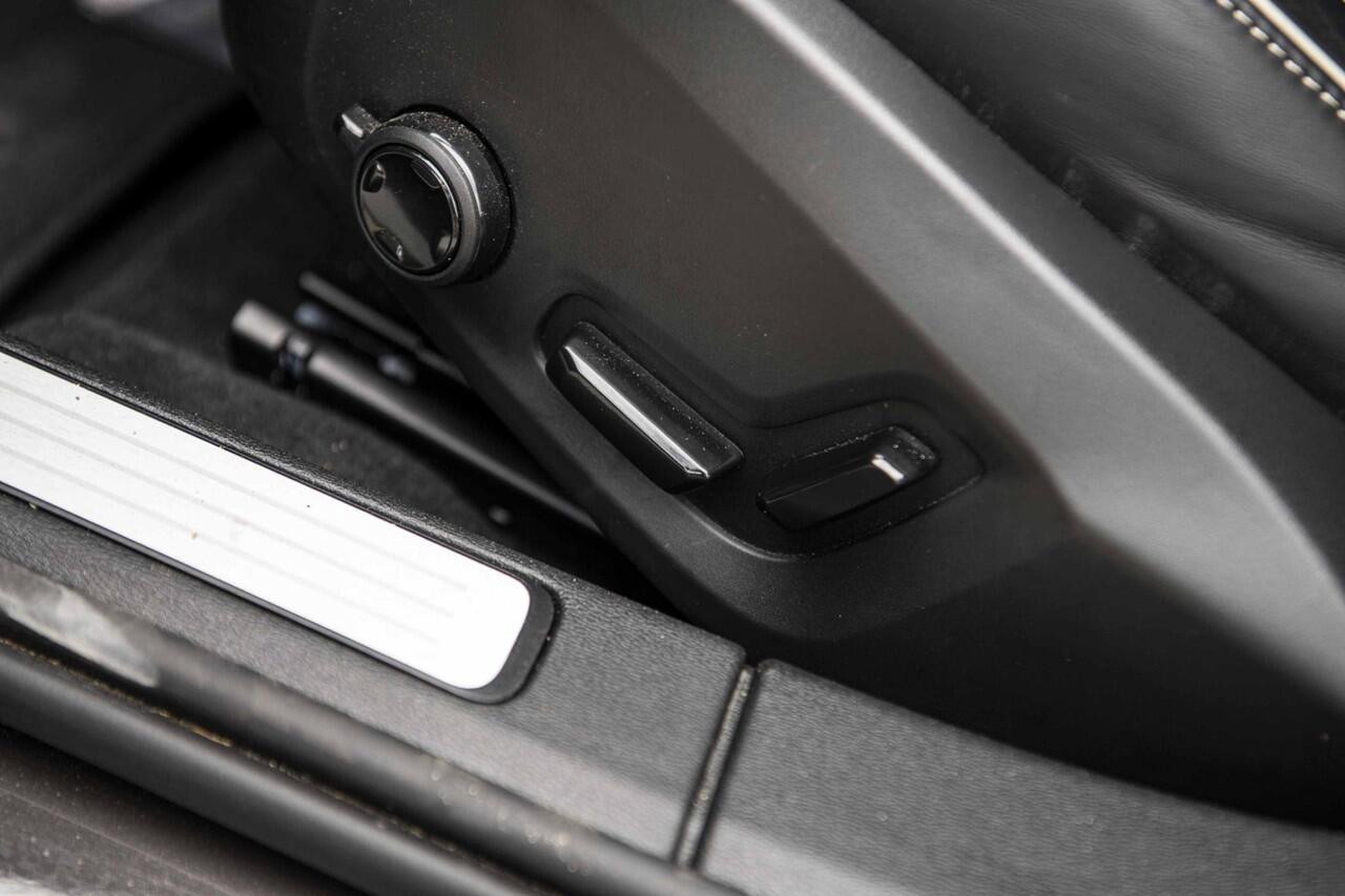 Volvo V60 2.0 T6 Plug-in hybrid AWD Plus Dark | Trekhaak | Panoramadak | Adaptieve cruise control | Harman & Kardon | Elektrisch verstelbare voorstoelen | Stuur/stuur verwarming |