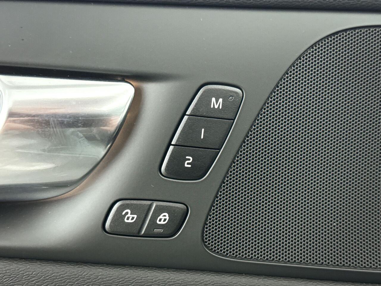 Volvo V60 T6 Aut. Plug-in hybrid AWD Plus Bright | Panoramadak | Stoel- en stuurverwarming | Parkeercamera