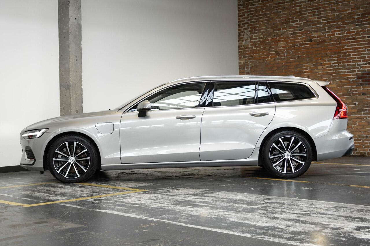 Volvo V60 T6 Plug-in hybrid AWD Essential Bright | Stoelverwarming | Adaptive Cruise Control | BLIS | Parkeersensoren voor + achter | Stoelverwarming | Stuurwielverwarming | Parkeercamera | Google Infotainment | Electrische wegklapbare Trekhaak