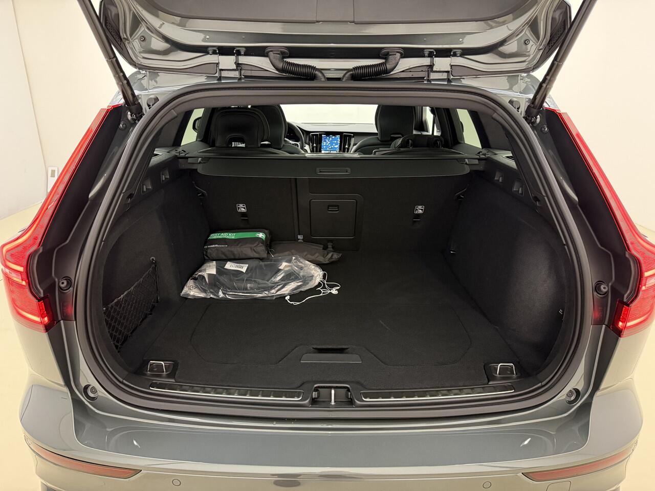 Volvo V60 T6 350pk AWD Plus Dark / Panoramisch dak / Head-up display / Keyless / 360Camera / H&K Audio / Sportstoelen.