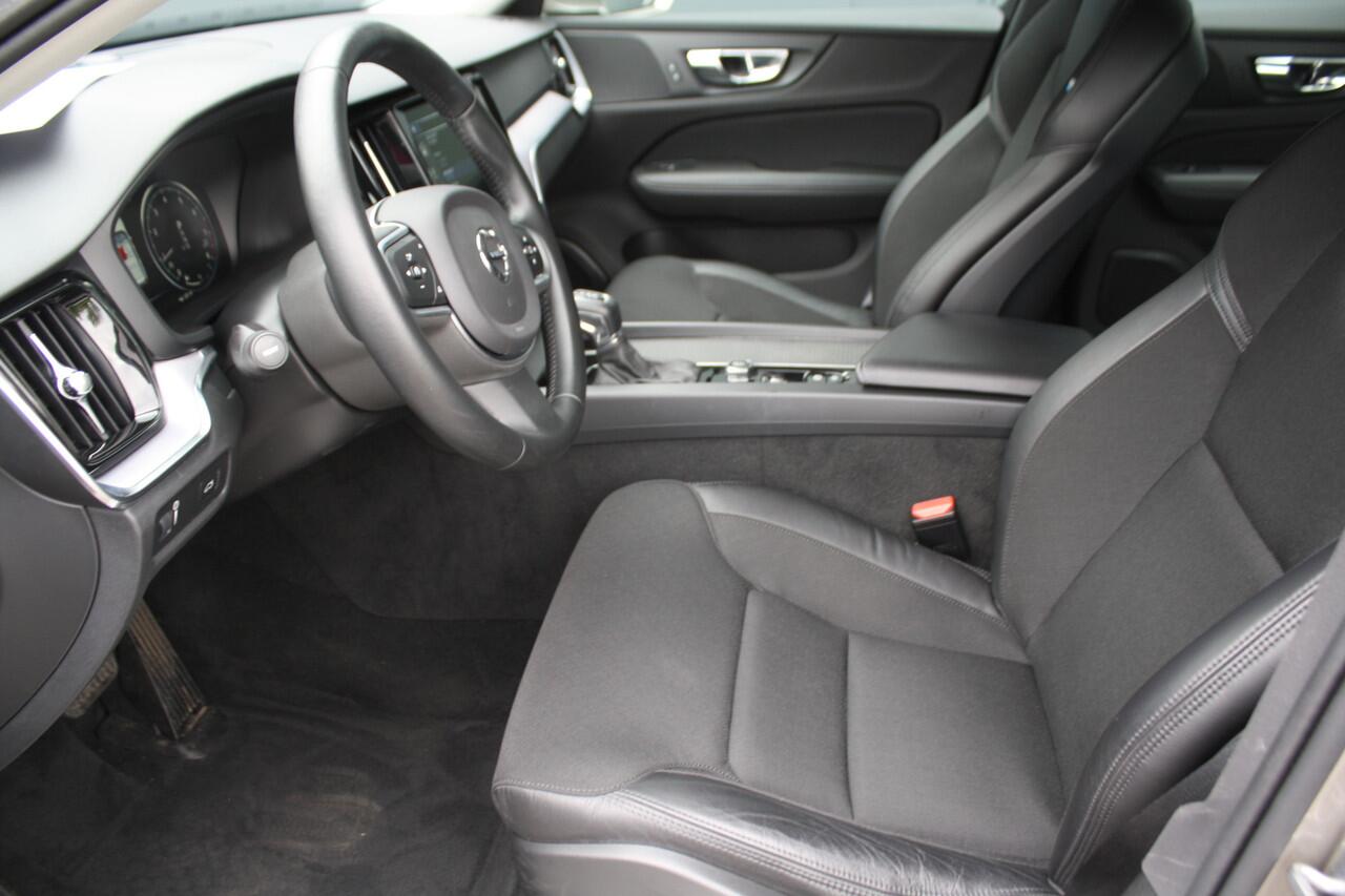 Volvo V60 2.0 T4 Momentum Pro NAVIGATIE - CAMERA - 1e EIGENAAR - RIJKLAAR