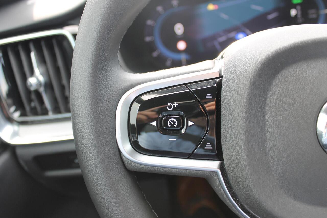Volvo V60 T6 350PK Automaat Plug-in hybrid AWD Plus Dark Panoramisch schuif-kanteldak / Semi elektrisch wegklapbare trekhaak / Google infotainment / Verwarmbare voorstoelen en stuurwiel / Adaptieve cruise control