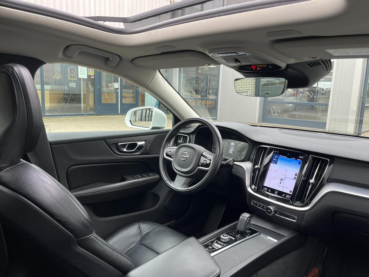 Volvo V60 2.0 B3 Business Pro | NL Auto/2e Eig./Leder/Navi/Panodak/El.Trekhaak/19"/Adapt.Cruise/Apple CarPlay-Android Auto