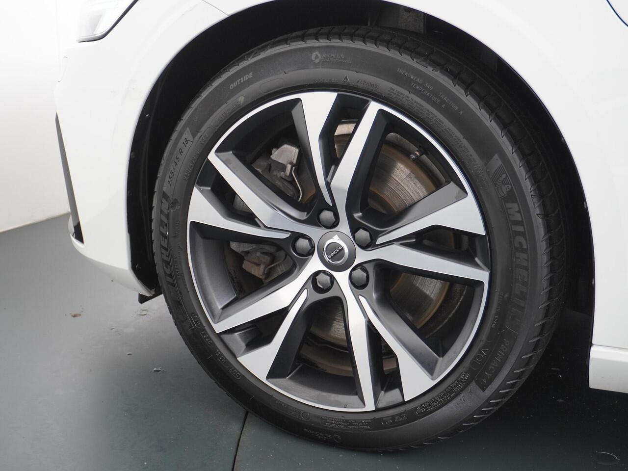 Volvo V60 2.0 T6 Recharge AWD Dark R-Design LongRange/Panodak/Camera/Headup etc.