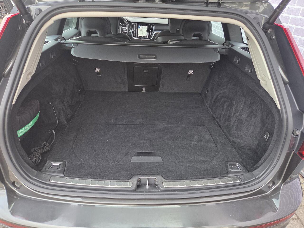 Volvo V60 B3 Momentum Business Aut | Adaptieve Cruise Control | LED koplampen | Navigatie | Apple CarPlay & Android Auto | DAB+ | Elektrische Achterklep |