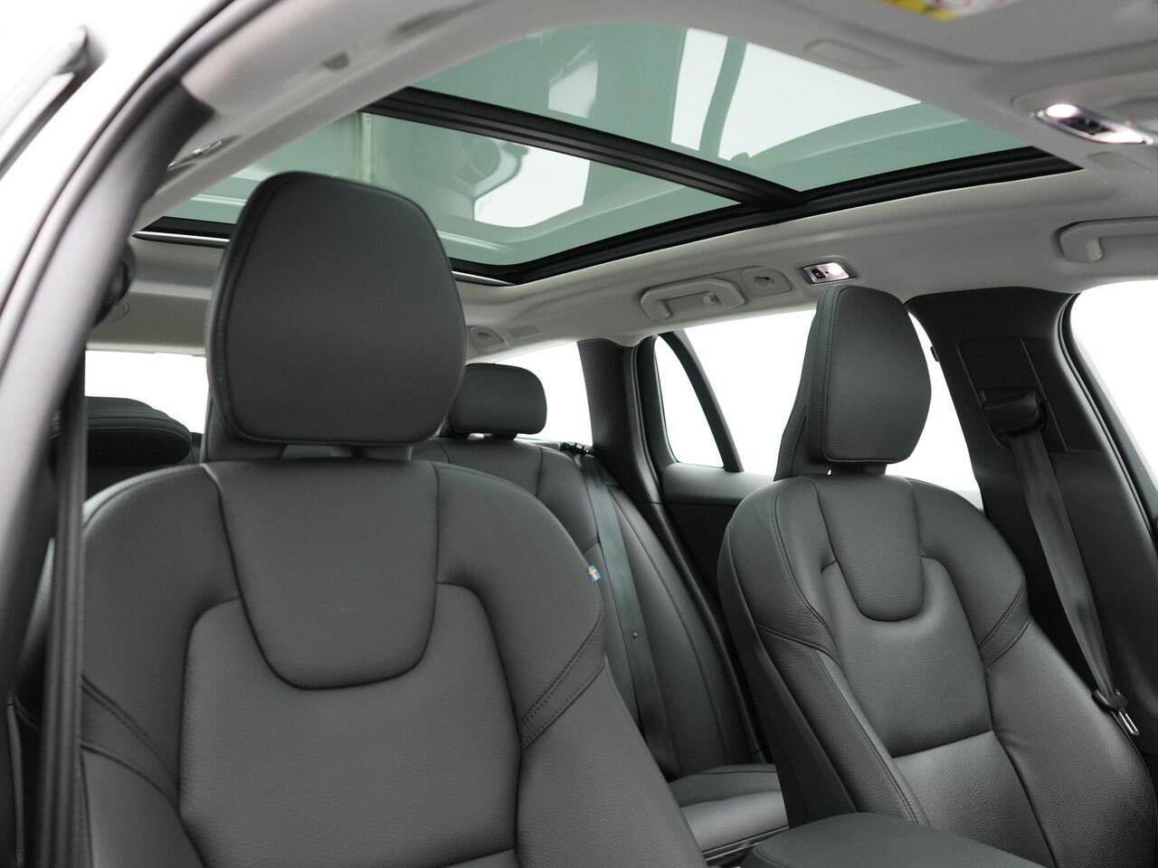 Volvo V60 T6 Recharge AWD Inscription Plug In Hybrid 33.000 KM !! Dealer O.H. PHEV | Panodak | Adaptive Cruise | Lederen Sportstoelen Memory | Trekhaak af Fabriek | Harman Kardon | Navigatie | Apple Carplay | Acam | L.M. 19" | Stoel & Stuurverwarming | DAB | Virtua