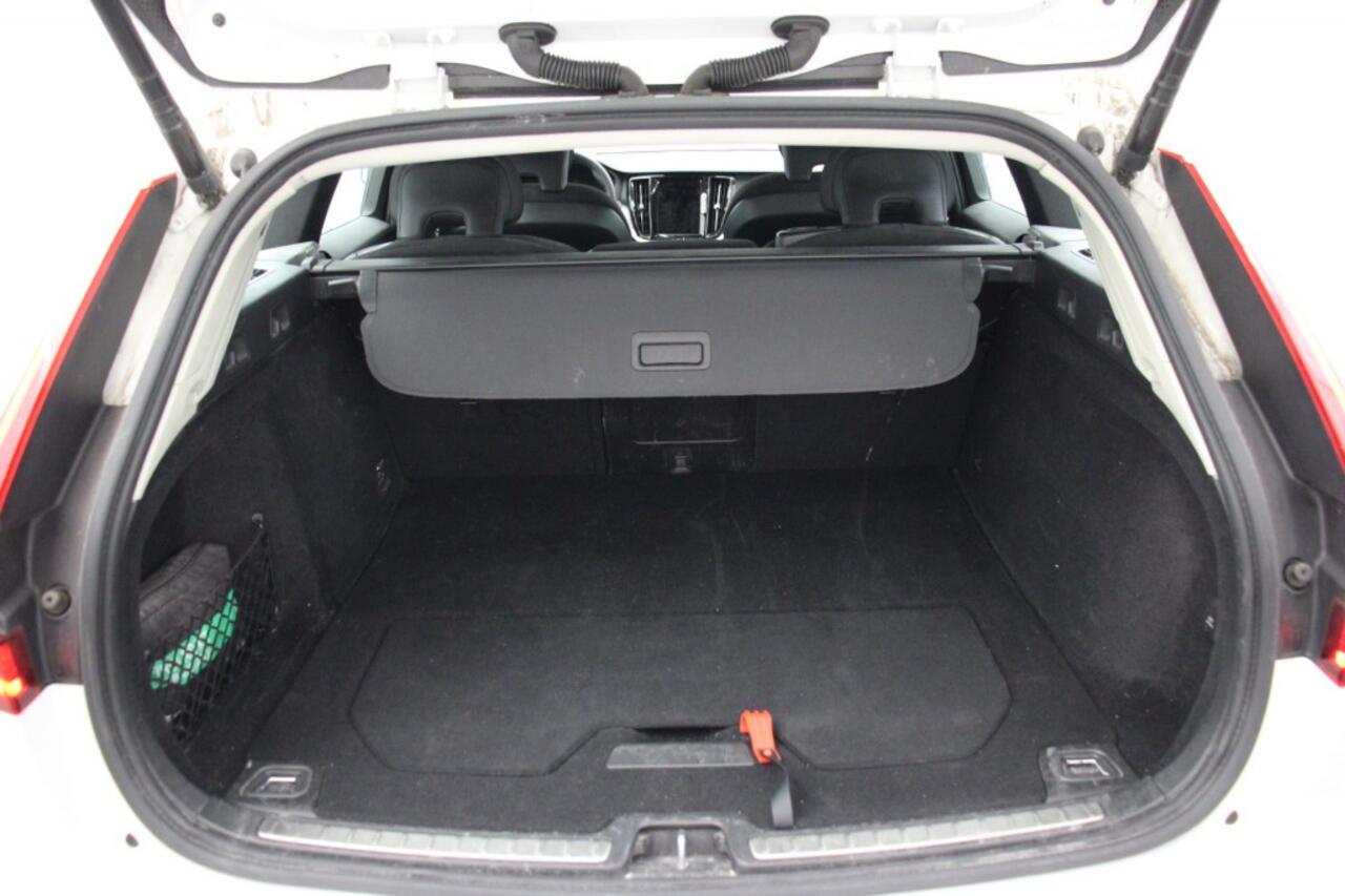 Volvo V60 2.0 B3 Momentum Business Automaat - Carplay, Digital Cockpit