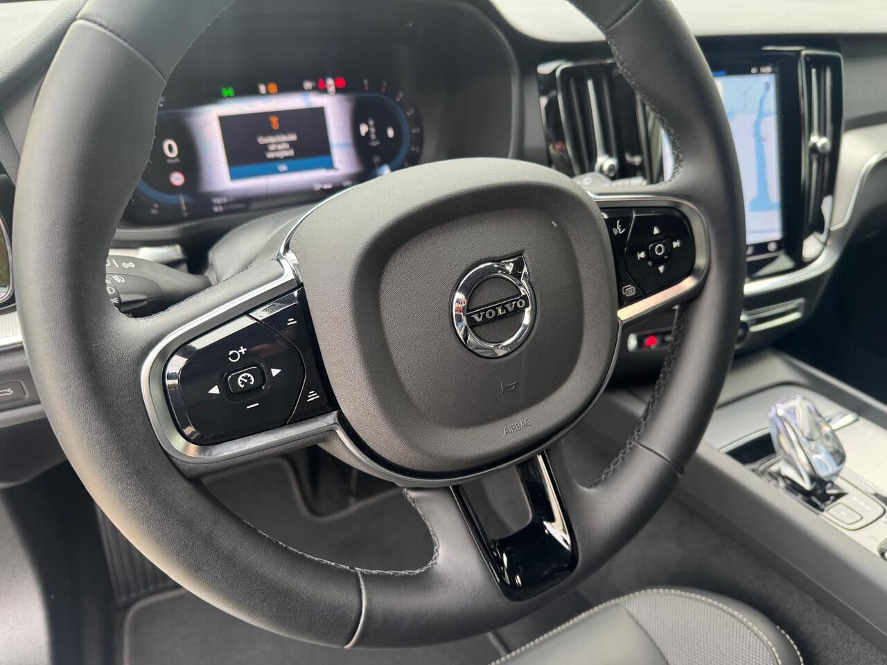 Volvo V60 2.0 B4 Plus Dark, HARMAN/KARDON, LEDER, Elektrische stoelen met geheugen . Een proefrit levert het bewijs. Neem contact op en we maken een afspraak!